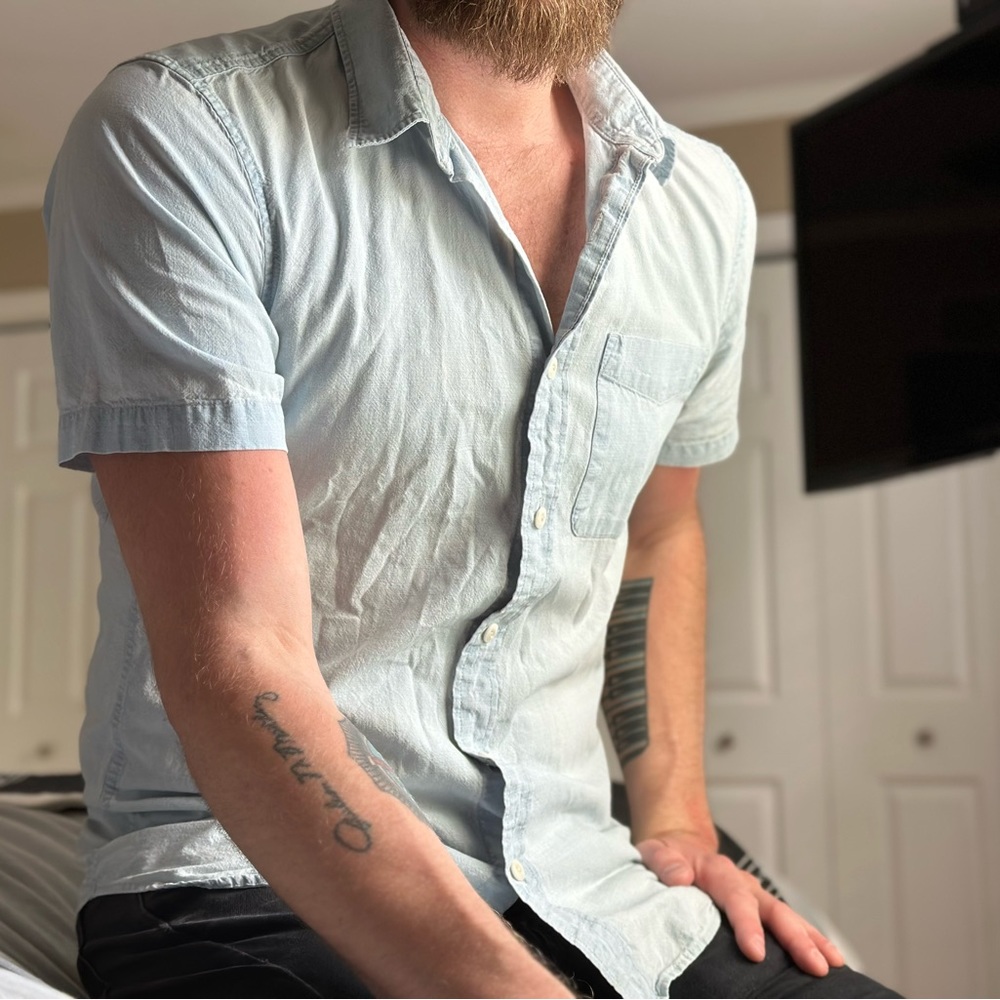 Buck Mason men’s medium short sleeve button down shirt (light blue denim)